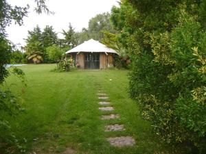 a path leading to a gazebo in a yard at Jardin Secreto Russell Maipu in Mendoza