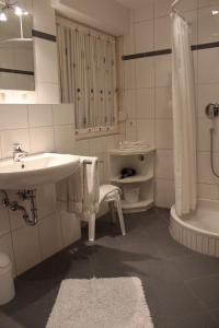Ein Badezimmer in der Unterkunft Haus Kleemann