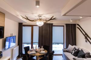 Telewizja i/lub zestaw kina domowego w obiekcie Apartament Czarny Staw