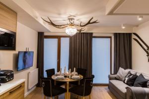 Telewizja i/lub zestaw kina domowego w obiekcie Apartament Czarny Staw