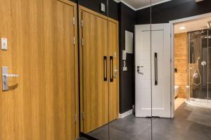 łazienka z drewnianymi szafkami i toaletą w obiekcie Apartament Czarny Staw w Zakopanem