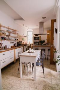 una cucina con tavolo e sedie bianchi di Asul B&B a Lisbona