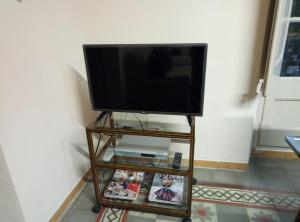 Televízia a/alebo spoločenská miestnosť v ubytovaní Alfacs