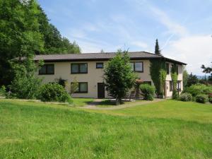 阿尔戈伊地区伊斯尼Ferienhaus Ziegler的前面有绿色草坪的房子