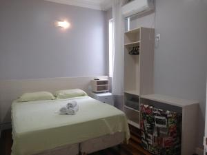 um quarto com uma cama com um bicho de peluche em Sumare Hotel em Florianópolis