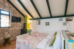 sypialnia z łóżkiem i kamienną ścianą w obiekcie Holiday Home Artina 2 w mieście Lovište
