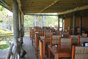 ein leeres Restaurant mit Holztischen und -stühlen in der Unterkunft Hotel Istirinchá in Nautla