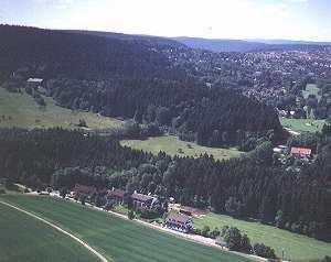 une vue aérienne sur un champ verdoyant et des arbres dans l'établissement Landhaus Karin, à Freudenstadt