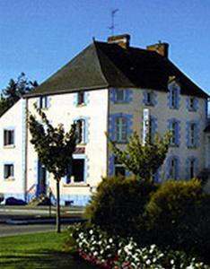 un gran edificio blanco con techo negro en Hôtel Saint-Marc en Ploërmel