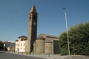 Un edificio con una torre alta e un orologio sopra. di Affittacamere La Sosta a Pian di Scò