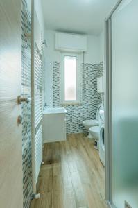 ein Badezimmer mit einer Badewanne, einem WC und einem Waschbecken in der Unterkunft Casa Vacanza Shanaia in Pietra Ligure