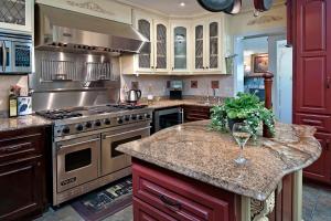 a kitchen with a stove and a counter top at Cozy Rose Inn in Prosser