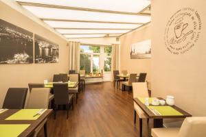 ハンブルクにあるHeikotel - Hotel Windsorのテーブルと椅子が備わるレストラン