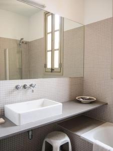 a bathroom with a sink and a mirror at Torres Rojo in Barcelona