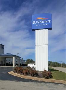 a sign for a baymont inn and suites at Baymont by Wyndham West Plains in West Plains