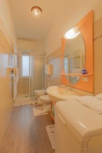 bagno con lavabo, servizi igienici e specchio di Casa Vacanza Shanaia a Pietra Ligure