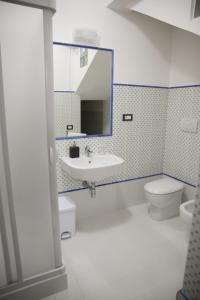 A bathroom at Le Colonne
