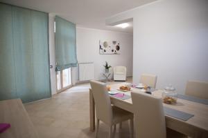A seating area at Le Colonne