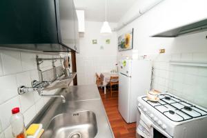 Küche/Küchenzeile in der Unterkunft Ariana Luxury Guest House