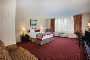 Postel nebo postele na pokoji v ubytování Ramada by Wyndham Ligonier