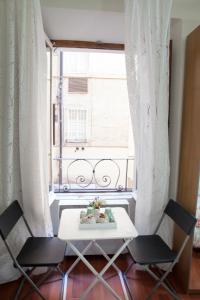 ローマにあるAriana Luxury Guest Houseの窓際のテーブルと椅子2脚