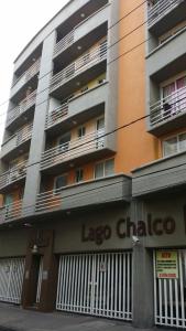 un gran edificio con un letrero laoco chica en él en CONDESA 4 Kilometros Ciudad de Mexico, en Ciudad de México