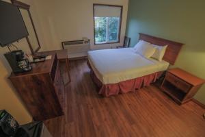 Postel nebo postele na pokoji v ubytování Sunnyside Inn and Suites