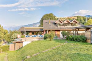 a home in the mountains with a yard at Hotel Restaurant Möve in Faulensee