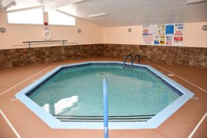 uma grande piscina interior num edifício em Regency Inn & Suites Faribault em Faribault