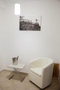 カッシーノにあるLe Colonneの白い椅子、テーブル(壁に絵付)
