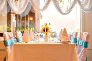 una mesa con un mantel blanco y una ventana en Hotel Restaurant Möve, en Faulensee