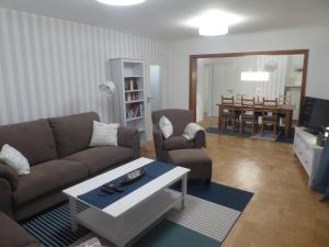 - un salon avec un canapé et une table dans l'établissement Ferienwohnung Am Polierteich, à Schleswig