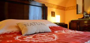a bed with a pillow with the word kritis on it at Le Gîte de l'Ecureuil in Sturzelbronn