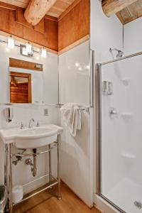 La salle de bains est pourvue d'un lavabo et d'une douche. dans l'établissement Colter Bay Village, à Colter Bay Village