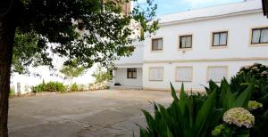 un grande edificio bianco con vialetto di Hotel Araucano a Mar de Ajó