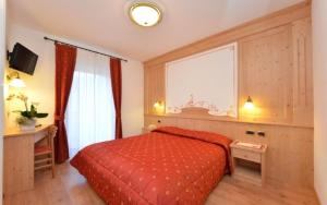 Un pat sau paturi într-o cameră la Hotel Zirmes