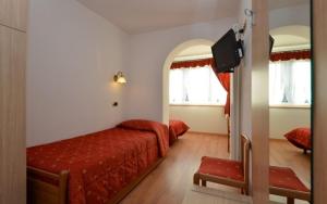 Postel nebo postele na pokoji v ubytování Hotel Zirmes