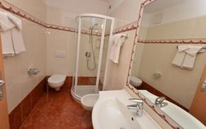 Koupelna v ubytování Hotel Zirmes