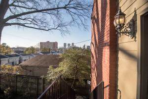 una luz en el lateral de un edificio de ladrillo en Downtown Memphis Shellcrest Apartments, en Memphis