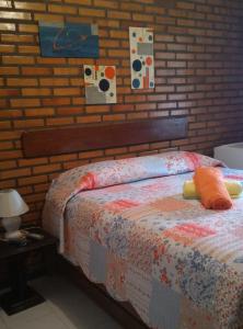 un dormitorio con una cama con un animal de peluche en Pousada do Beijaflor, en Florianópolis