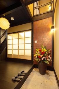 京都松原堺町纺织度假屋的花瓶和鞋的房间