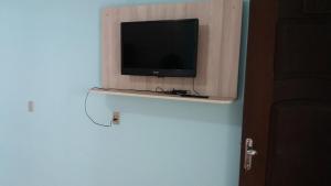 a television sitting on top of a door at Sobrado Hibisco in Capão da Canoa