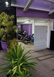 un gruppo di motociclette parcheggiate in un garage di Raggea a Malang