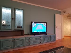 una sala de estar con TV en un tocador en Victory Dedinje, en Belgrado
