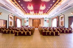 une grande chambre avec des tables et des chaises. dans l'établissement Erawan Hotel, à Ban Na Phong