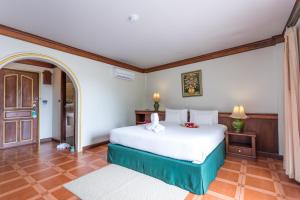 Postel nebo postele na pokoji v ubytování Erawan Hotel