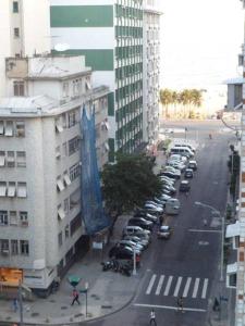 una calle de la ciudad con coches estacionados al lado de un edificio en Apartamento Conjugado Copacabana, en Río de Janeiro