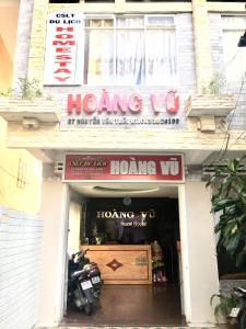 een motorfiets geparkeerd in de deuropening van een winkel bij Hoang Vu Guest House in Da Lat