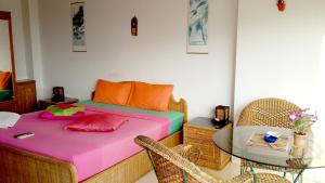 1 dormitorio con cama y mesa de cristal en View Talay 1B Pattaya Jomtien en Pattaya South