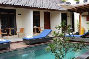 eine Villa mit einem Pool und einem Resort in der Unterkunft The Lakshmi Villas by The Beach House in Gili Trawangan